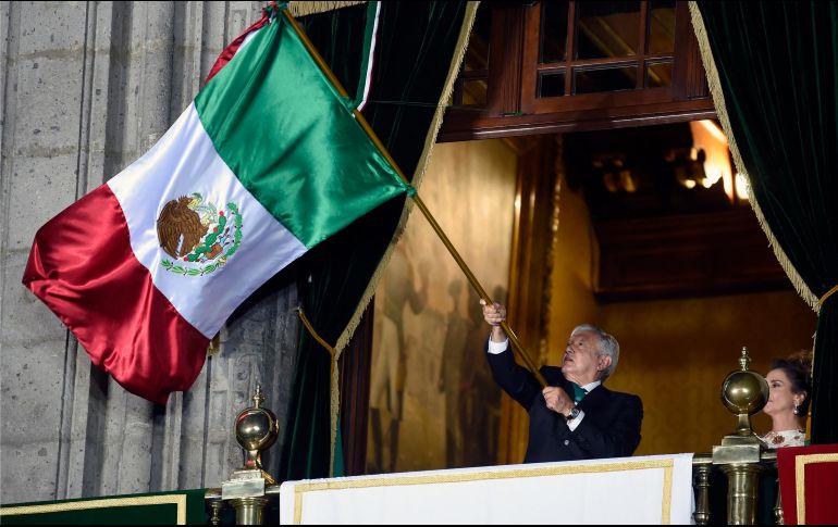 Cada año, el Presidente de México en turno tiene la obligación de repicar la Campana de Dolores para revivir, ante el público congregado en la plancha del Zócalo la noche del 15 de Septiembre, el grito de Independencia. AFP / ARCHIVO