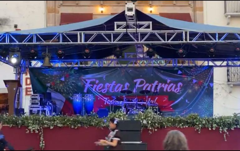 El sonido de las ráfagas asustó a las personas que se encontraban en la verbena popular que se desarrollaba en la plaza principal, visitantes y comerciantes optaron por retirarse del sitio al iniciar la movilización de los policías. ESPECIAL