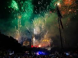 La arenga fue cerrada por un espectáculo de fuegos artificiales, coordinados a los acordes del mariachi, que iluminaron el primer cuadro de la ciudad con estelas de luces de colores, donde el verde, el blanco y el rojo fueron protagonistas. EL INFORMADOR / A. Navarro