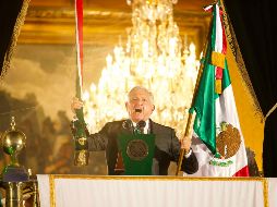 Los trabajadores colocaron el cordón tricolor sobre el Balcón Presidencial. SUN/ ARCHIVO.