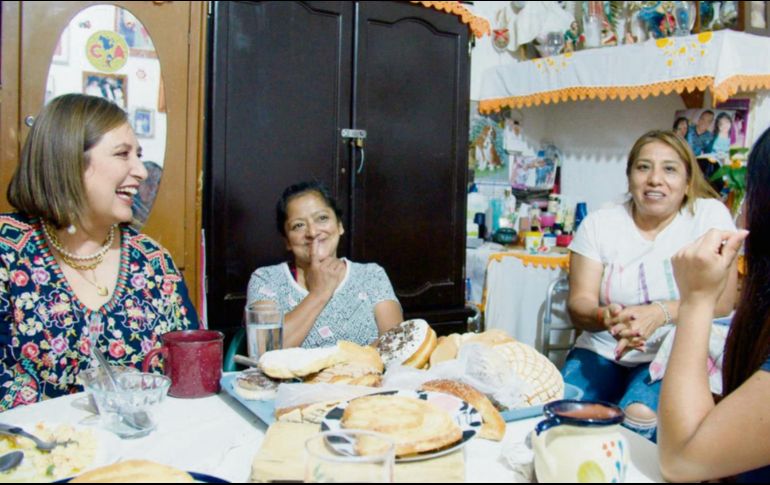 Xóchitl Gálvez visitó a doña Marina, quien le ofreció su casa en redes sociales. ESPECIAL