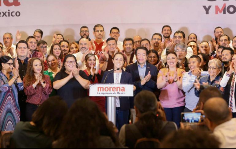 Claudia Sheinbaum (centro) dijo que tomará protesta a los comités de Morena en todo el país. ESPECIAL