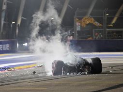 Stroll perdió el control del coche en su zona delantera y al contravolantear para intentar corregir la trayectoria se fue directo contra las barreras. EFE / C. Chia