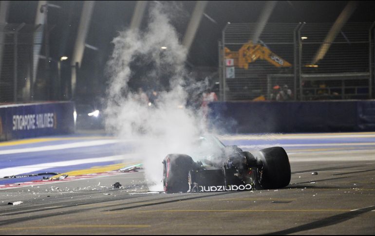 Stroll perdió el control del coche en su zona delantera y al contravolantear para intentar corregir la trayectoria se fue directo contra las barreras. EFE / C. Chia