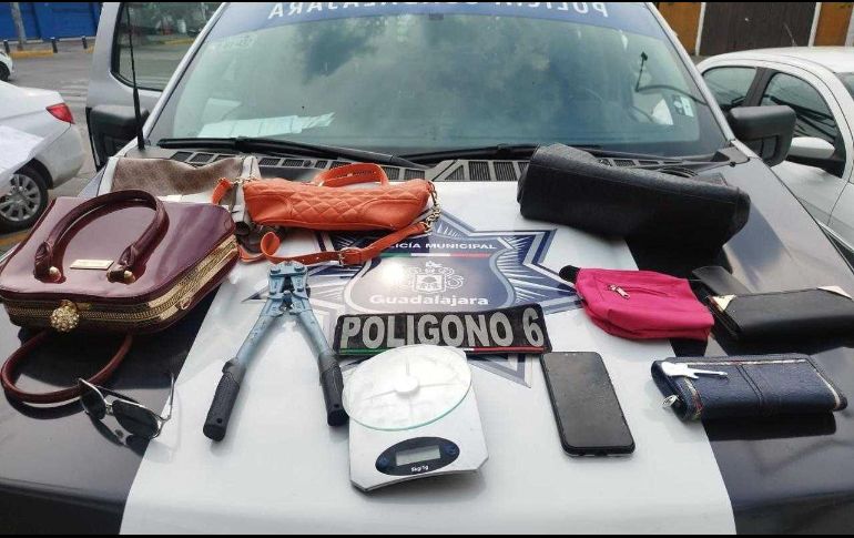 Los policías localizaron a dos hombres, quienes tenían ya en su posesión cuatro bolsas de dama, dos carteras, tres monederos, unos lentes, un celular, una báscula gramera y unas cizallas. ESPECIAL / Policía de Guadalajara