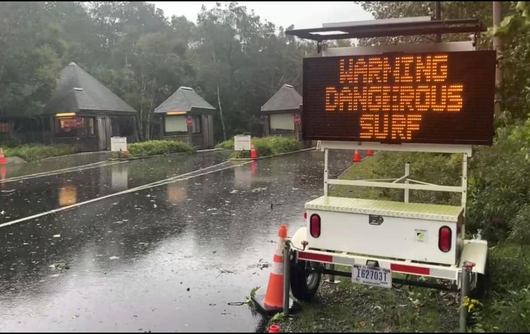 Lee inundó carreteras costeras y embarcaciones, derribó líneas eléctricas y árboles, y dejó fuera de servicio a los transbordadores. AP