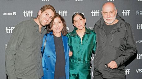 Santiago Arriaga, Maru Arriaga, Mariana Arriaga y Guillermo Arriaga asisten al estreno de “A cielo abierto” durante el Festival Internacional de Cine de Toronto 2023. AFP/S. Recchia