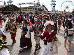 Durante el primer día del Oktoberfest en Alemania, un accidente en una montaña rusa deja a dos heridos hospitalizados. EFE.