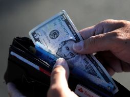 El precio del dólar está por arriba de los 17 pesos. EFE / ARCHIVO