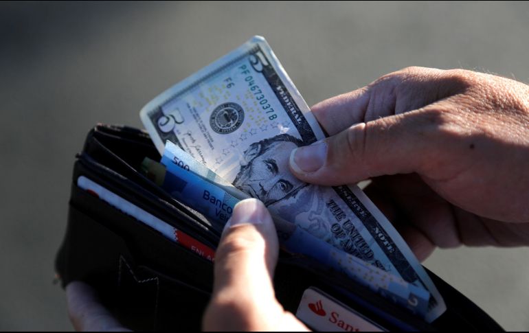 El precio del dólar está por arriba de los 17 pesos. EFE / ARCHIVO