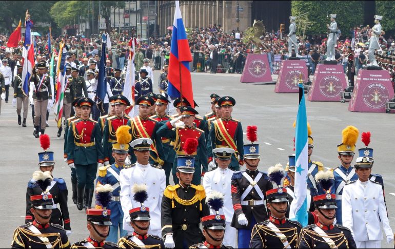 López Obrador justificó la presencia del Ejército de Rusia en el desfile del sábado pasado al argumentar que es tradición invitar a todos los países. AFP