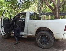 Oficiales del Escuadrón Motorizado Gamas patrullaban en las inmediaciones de Basilio Badillo, entre San Pedro y San Pablo, cuando vieron que una camioneta Dodge Ram en la que viajaban dos hombres se pasó el semáforo en rojo. CORTESÍA