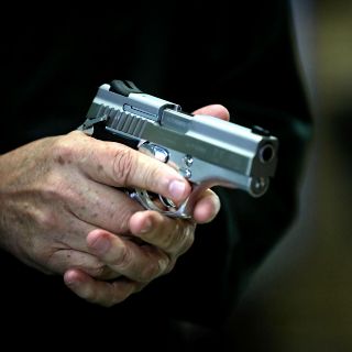 Monterrey: Balean a hombre afuera de un Carl's Jr. y otro más sale lesionado