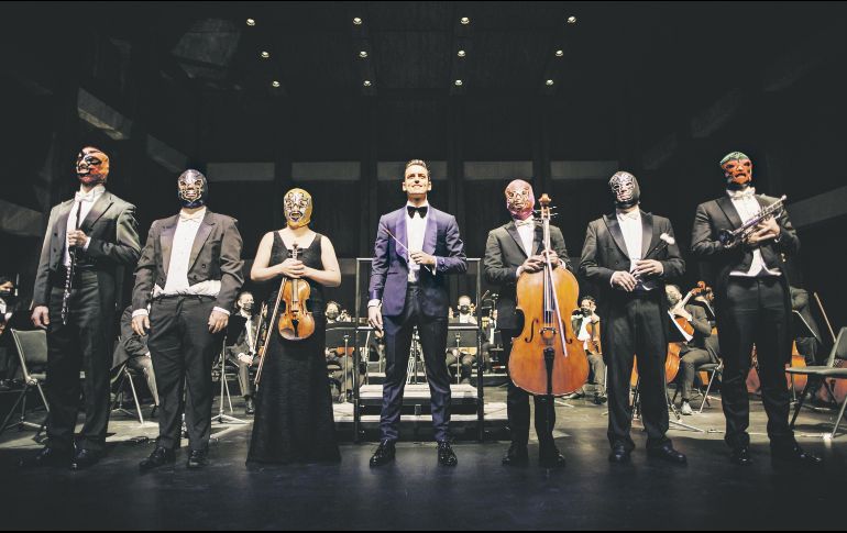 Algunos músicos de la orquesta utilizan máscaras de luchador mientras interpretan la obra. ESPECIAL