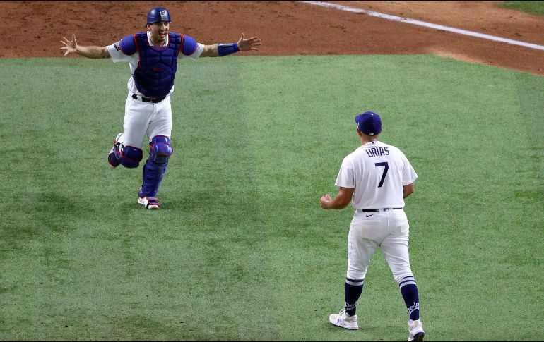En la mente de los aficionados quedó grabado el recuerdo de que fue precisamente Julio Urías el encargado de lanzar el último out que le dio el trofeo al equipo del sur de California. AFP / ARCHIVO