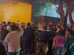 Algunos empleados se unieron con el objetivo de evitar la salida de los vehículos con los trabajadores detenidos. ESPECIAL