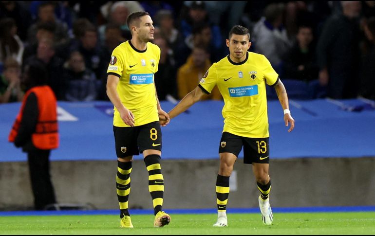 Orbelín Pienda felicita a Mijat Gacinovic después del segundo gol del AEK. EFE/I. Infantes