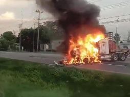 Con carreteras cerradas, vehículos quemados y disparos en contra de la casa de un funcionario municipal amaneció Tabasco este viernes. ESPECIAL