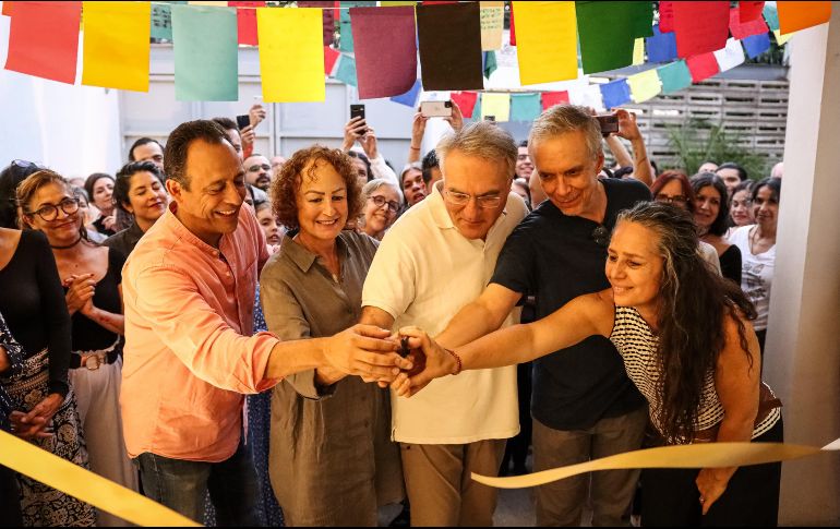 Líderes y fundadores cortaron el listón de apertura de la nueva casa. EL INFORMADOR/ H. Figueroa.