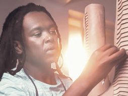 El artista imita las formas de los insectos y de las armaduras samurai. ESPECIAL