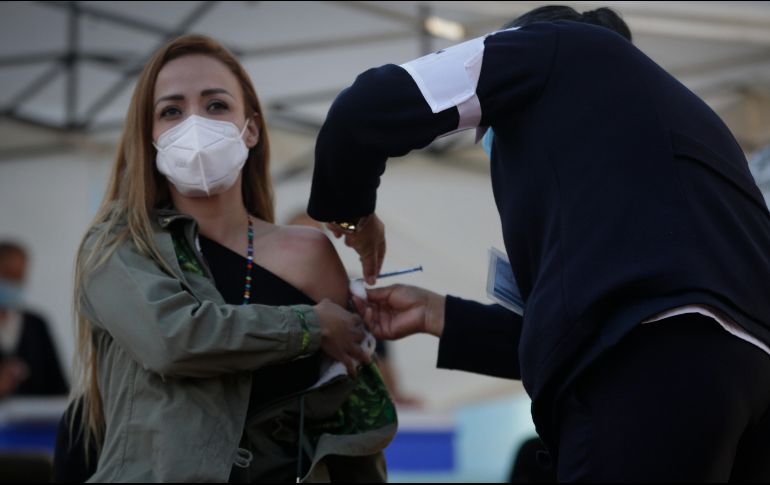 Las personas que decidan vacunarse por su cuenta deberán hacerlo bajo recomendación médica, para evitar un uso indiscriminado de las vacunas. EL INFORMADOR/Archivo