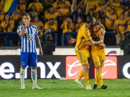 André Gignac y Sebastian Córdova festejan una anotación. EFE/M. Sierra