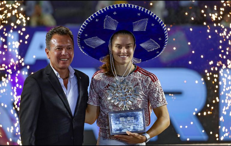Pablo Lemus Navarro estuvo en la final del GDL Open AKRON y acompañó a Maria Sakkari en la premiación. EL INFORMADOR/A. Navarro