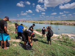 Un grupo de migrantes se prepara para cruzar el río Bravo. EFE/M. Sierra