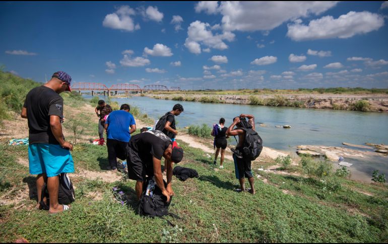 Un grupo de migrantes se prepara para cruzar el río Bravo. EFE/M. Sierra