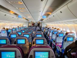 Hay ciertos meses donde los vuelos de avión son más baratos. Foto de Alexander Schimmeck en Unsplash