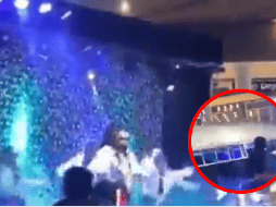 Un video que se viralizó en redes sociales muestra a un grupo de bailarines en Colombia que, mientras bailaban sufrieron la aparatosa caída de una enorme estructura metálica. VIDEO.