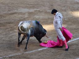 La buena estocada de Juan Querencia le dio el único trofeo de la tarde. CORTESÍA / Mayra Vargas