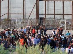 Migrantes piden que autoridades mexicanas les entreguen la documentación para continuar su itinerario. SUN