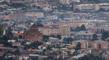 Una vista general muestra la Catedral de la Santa Madre de Dios entre los edificios de Stepanakert, vista desde Shusha, en la región controlada de Nagorno-Karabaj en Azerbaiyán. AFP / E. Dunand