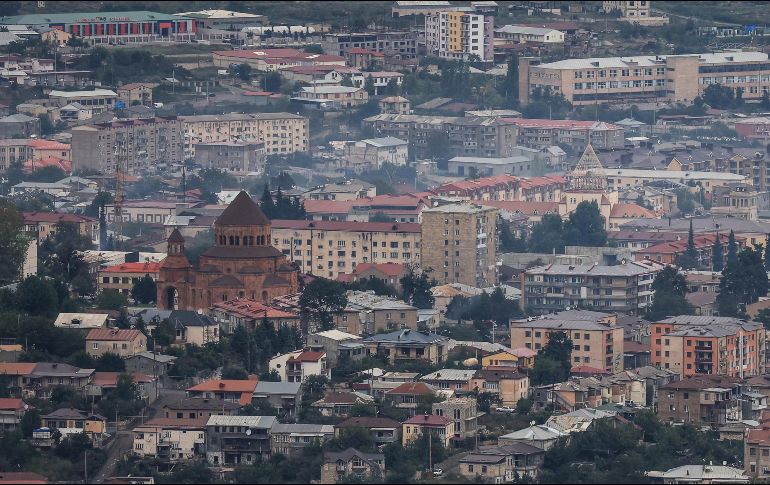 Una vista general muestra la Catedral de la Santa Madre de Dios entre los edificios de Stepanakert, vista desde Shusha, en la región controlada de Nagorno-Karabaj en Azerbaiyán. AFP / E. Dunand