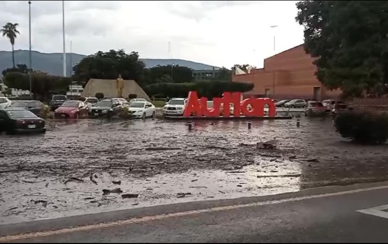 En redes sociales circulan imágenes y videos de los hechos. FACEBOOK / Adrian Lopez