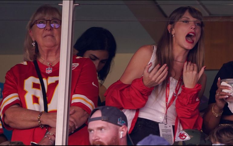 El efecto Taylor Swift: tras haber sido visto con ella, Kelce logró que su camiseta se colara entre las cinco más vendidas de toda la NFL AP.
