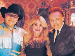 Lupe Esparza de Bronco y Néstor Daniel Hoyer con su esposa Loly Hoyer. ESPECIAL