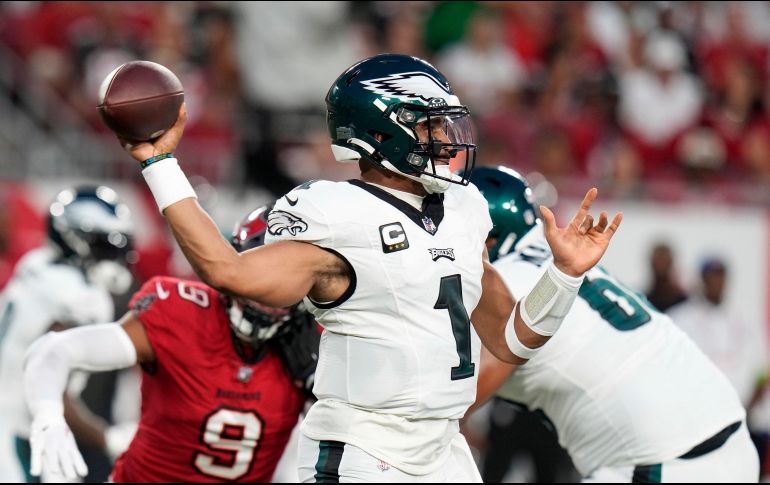 Jalen Hurts anotó por tierra con un acarreo de una yarda, empujado por toda su línea ofensiva. AP/C. O'Meara