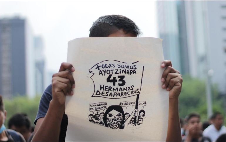 La marcha del 26 de septiembre de 2021, que fue encabezada por las familias de los normalistas, avanzó bajo la consigna: “Vivos se los llevaron, vivos los queremos”. (Paola Macedo/ObturadorMX)