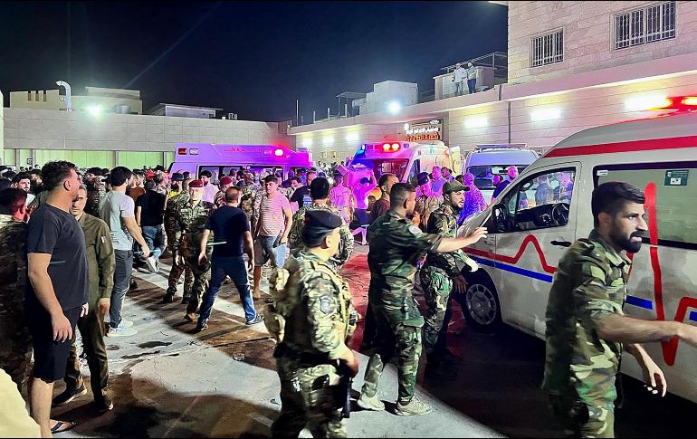 La catástrofe tuvo lugar en el distrito de Al Hamdaniya, en la provincia norteña de Nínive, y ha sido atribuida al uso de fuegos artificiales y de bengalas en el interior de la sala donde se celebraba la boda. AFP / Z. Al-Obeidi