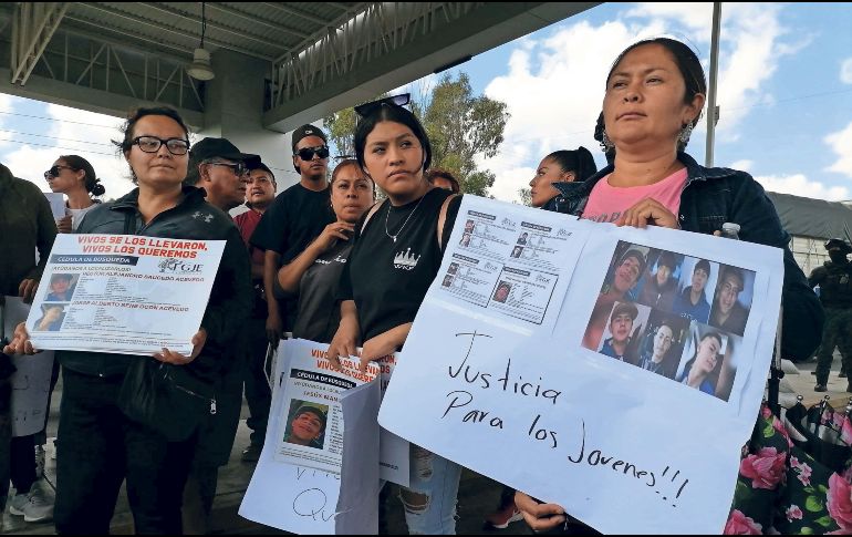 Los familiares han bloqueado carreteras para exigir a las autoridades que encuentren a los adolescentes. SUN