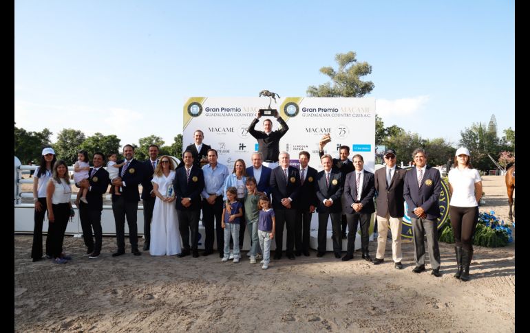 Autoridades del Guadalajara Country Club y familiares de los ganadores. GENTE BIEN JALISCO/ Claudio Jimeno