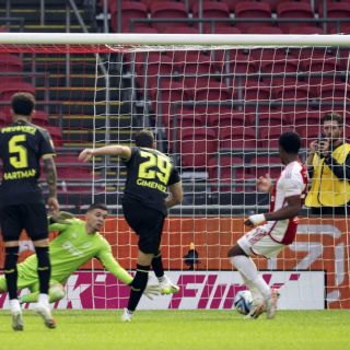 Santi Giménez completa su triplete