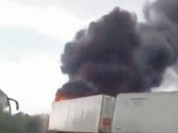 Delincuentes incendiaron varios vehículos. ESPECIAL