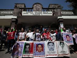 Los padres pidieron que López Obrador cumpla con la promesa de entregar la verdad, pues afirmaron que no les han dado razón sobre el paradero de los jóvenes, como prometió el Mandatario desde su campaña en 2018. EFE / J. Méndez