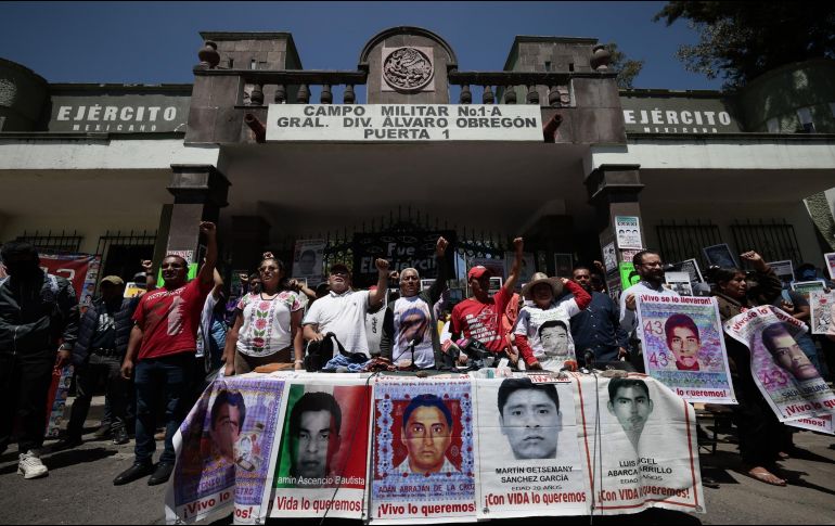 Los padres pidieron que López Obrador cumpla con la promesa de entregar la verdad, pues afirmaron que no les han dado razón sobre el paradero de los jóvenes, como prometió el Mandatario desde su campaña en 2018. EFE / J. Méndez