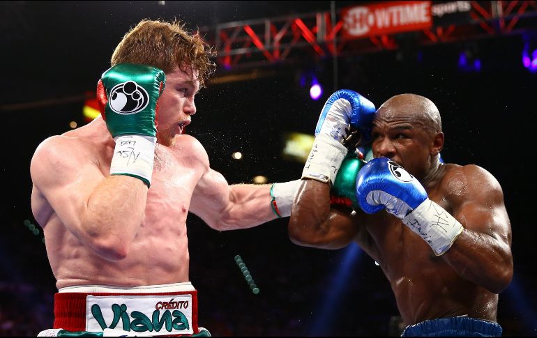 El pugilista de Jalisco vivió una de las noches más difíciles de su vida en aquel 2013 donde cayó por primera vez en su carrera como pugilista profesional. AFP / ARCHIVO