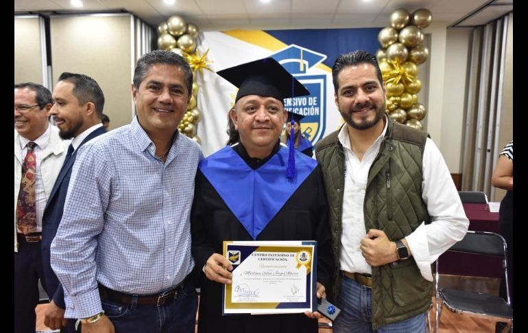 José Tomás Figueroa Padilla entregó el reconocimiento y felicitó a los trabajadores que concluyeron sus estudios de preparatoria en la modalidad abierta. ESPECIAL