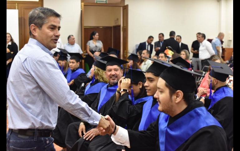 José Tomás Figueroa Padilla entregó el reconocimiento y felicitó a los trabajadores que concluyeron sus estudios de preparatoria en la modalidad abierta. ESPECIAL